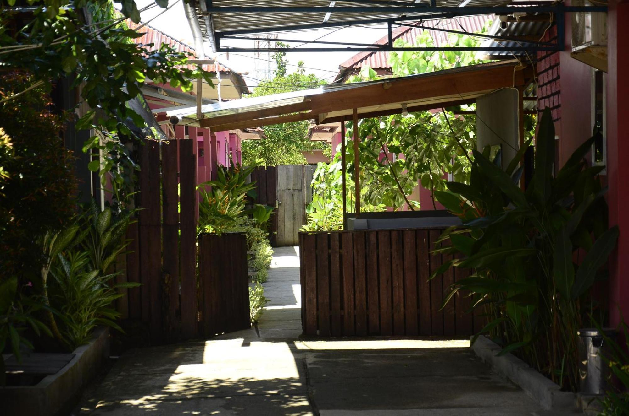 Baronda Guest House Sorong Exterior photo