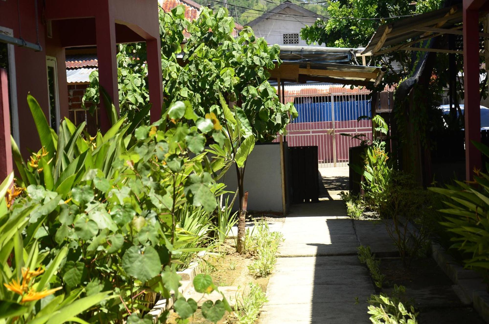 Baronda Guest House Sorong Exterior photo